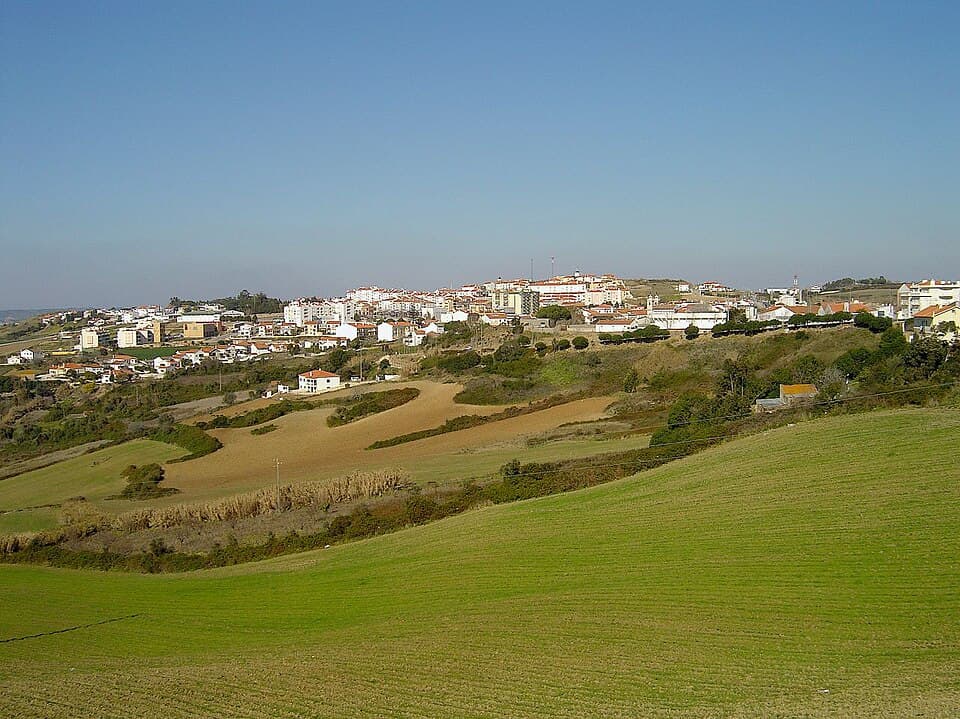 Vila de Sobral de Monte Agraço vista entre campos e colinas verdes