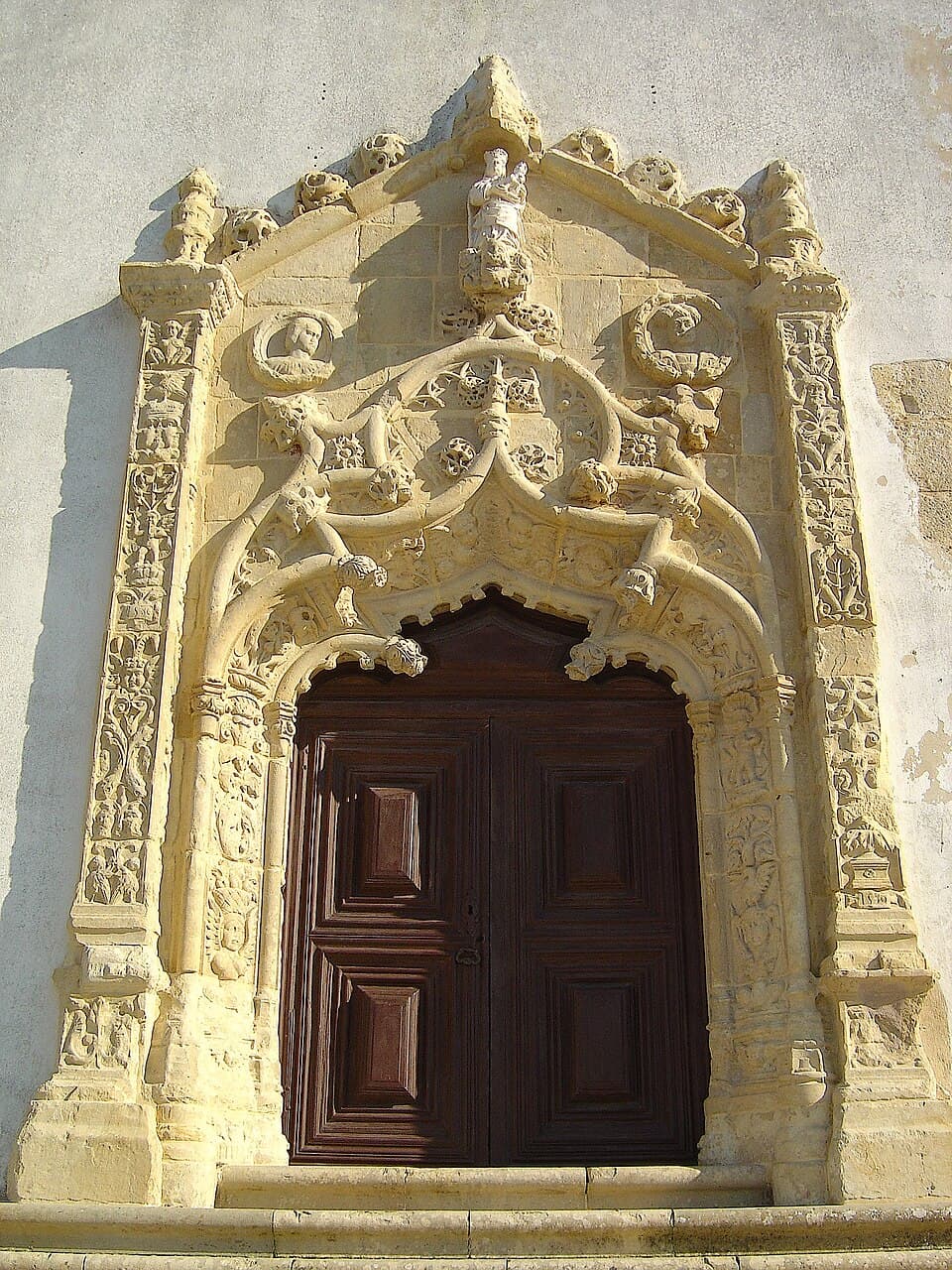 Pormenor esculpido do portal da Igreja de Santo Quintino