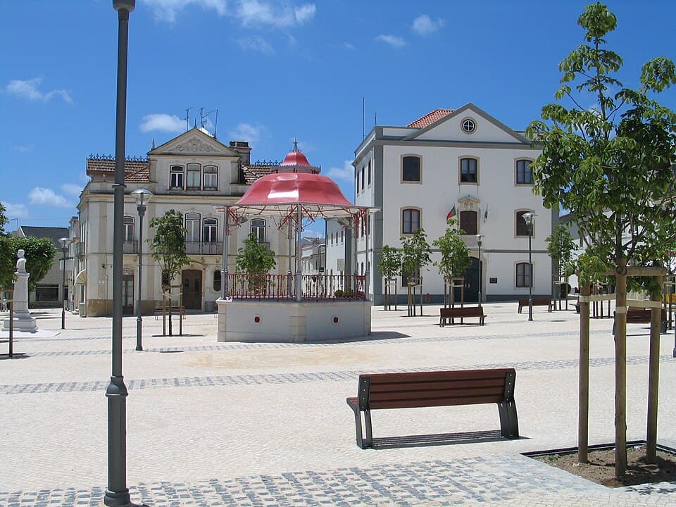 Coreto e edifícios cívicos da Praça Dr. Eugénio Dias em Sobral de Monte Agraço