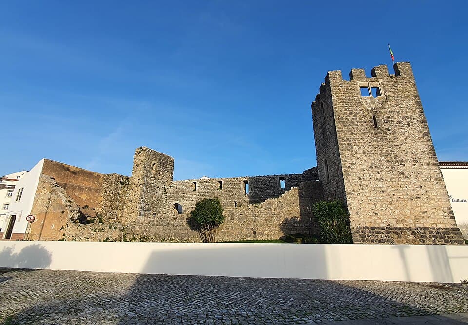 Muralhas e torre de menagem do Castelo de Soure sob céu azul
