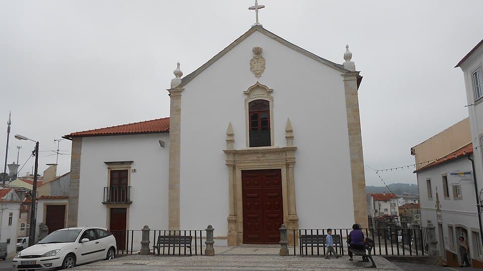 Fachada branca e portal da Igreja da Misericórdia de Soure
