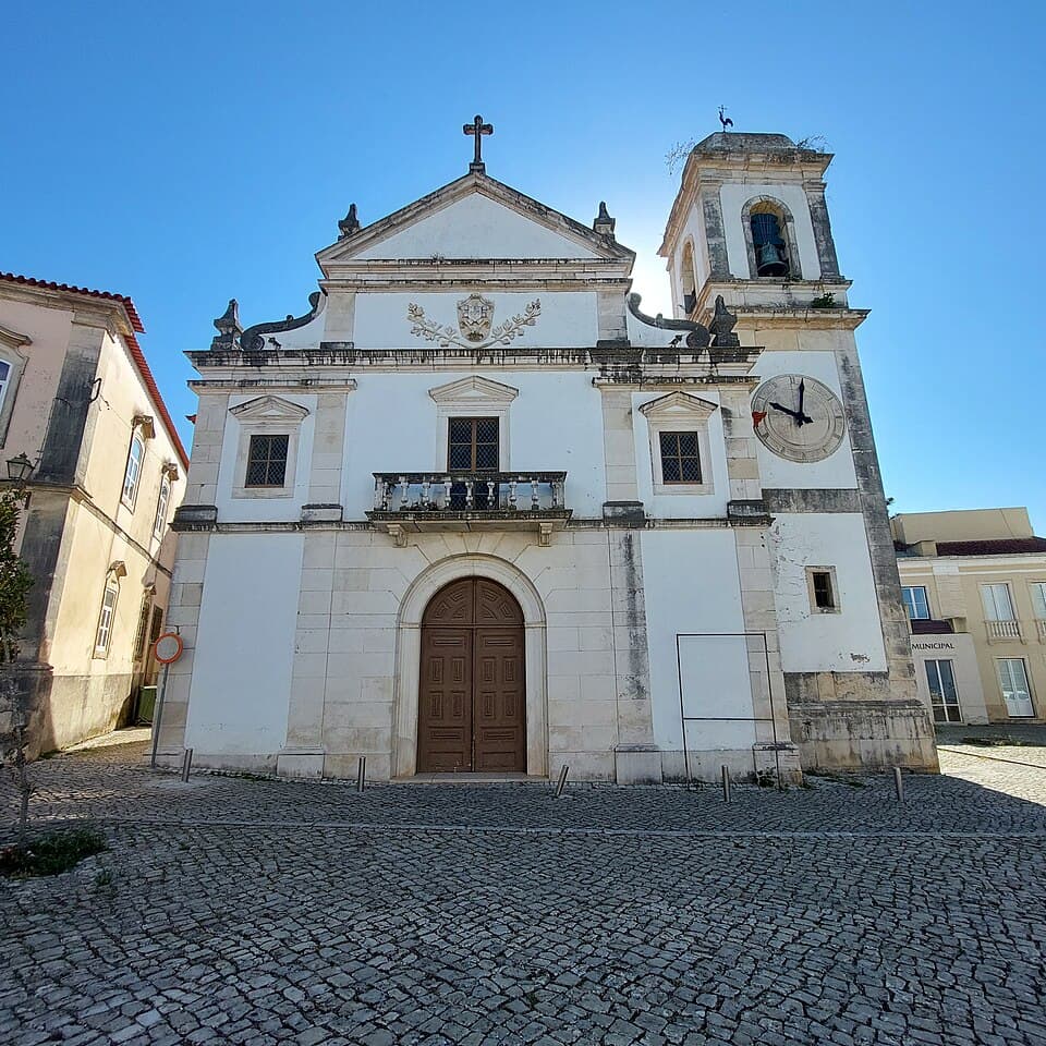 Fachada e torre sineira da Igreja de São Tiago Maior em Soure