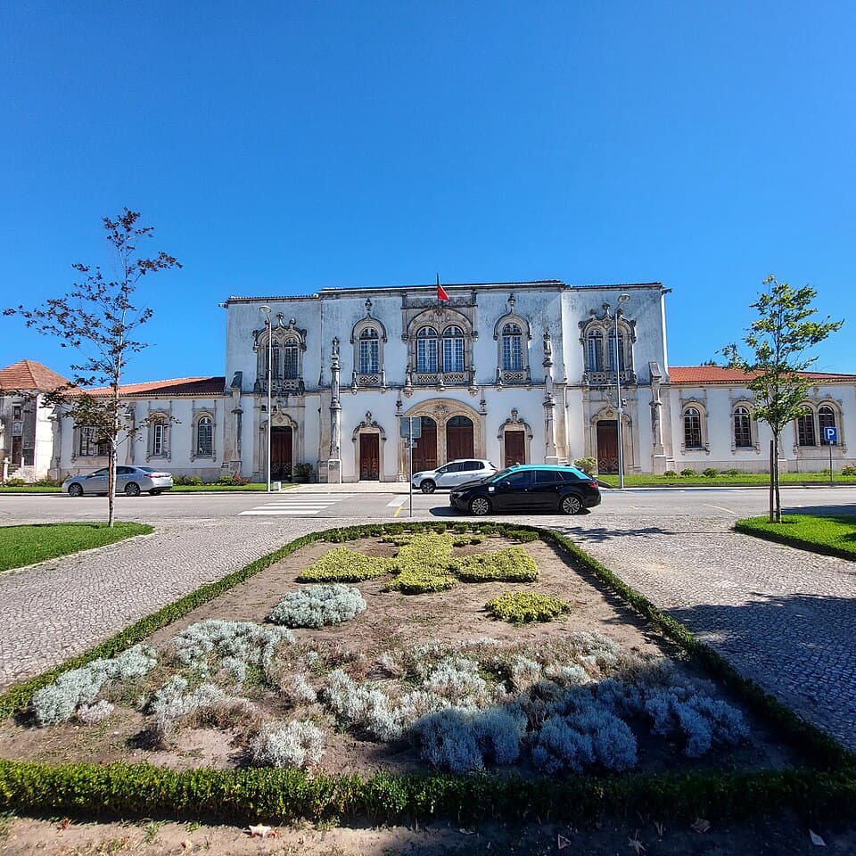 Jardim e fachada principal dos Paços do Concelho de Soure