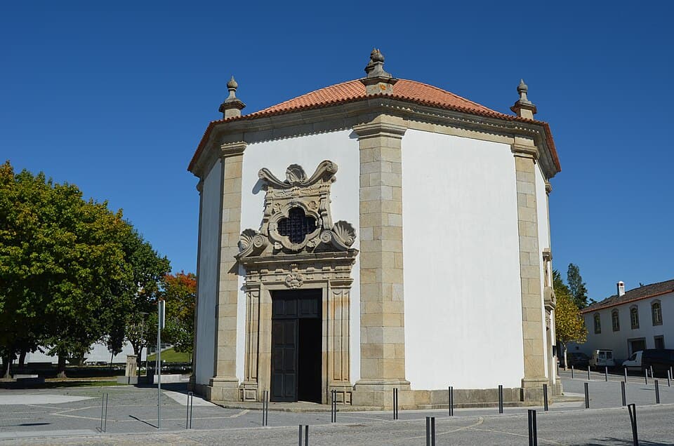Capela do Senhor dos Milagres com fachada branca e portal de pedra