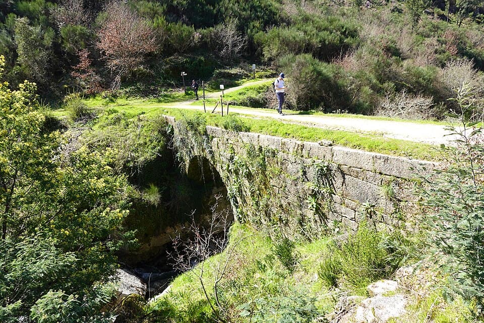 Ponte de pedra de Sumes sobre o rio de Cavalos, no concelho de Tábua