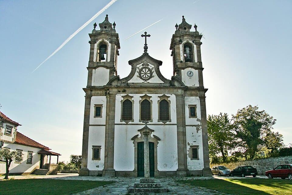 Fachada e duas torres da Igreja Matriz de Midões