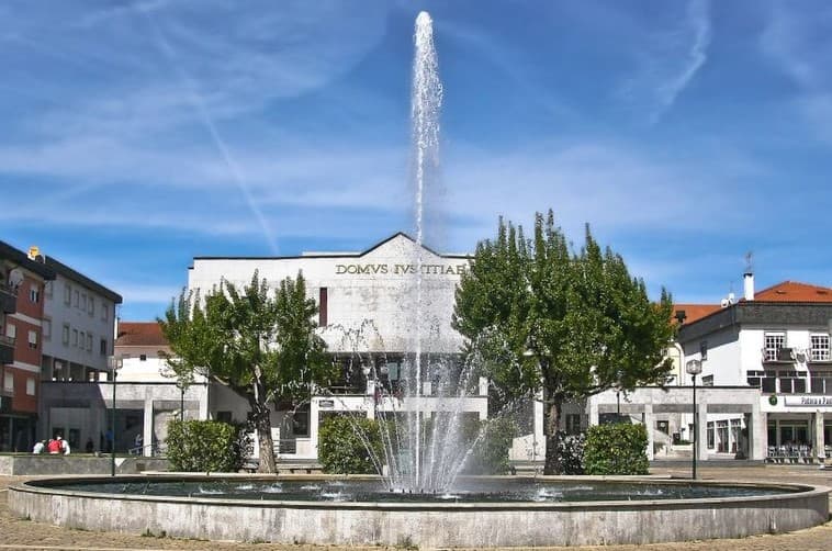 Fonte e fachada do Tribunal de Tábua numa praça da vila
