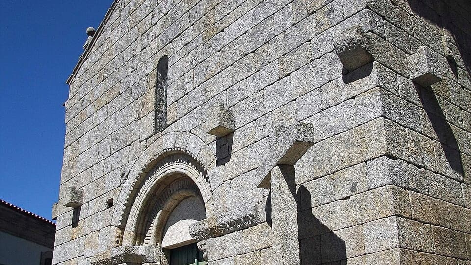 Portal românico da Igreja Matriz de Barcos em Tabuaço