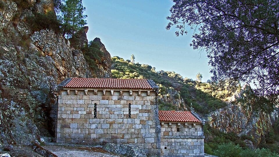 Igreja românica de São Pedro das Águias entre rochedos em Tabuaço