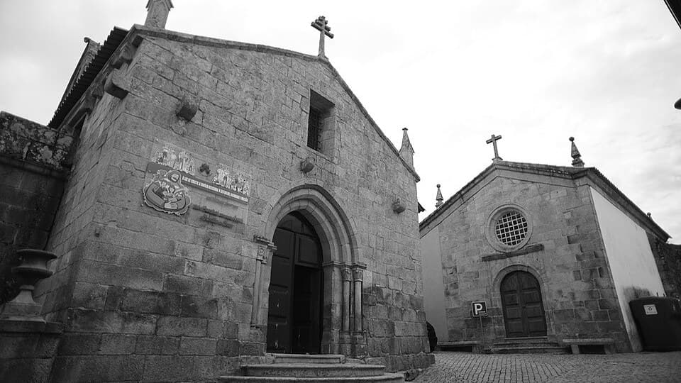 Igreja de São Pedro de Tarouca e edifício contíguo