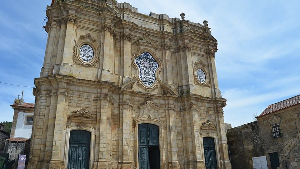 Fachada da igreja do Mosteiro de Santa Maria de Salzedas em Tarouca