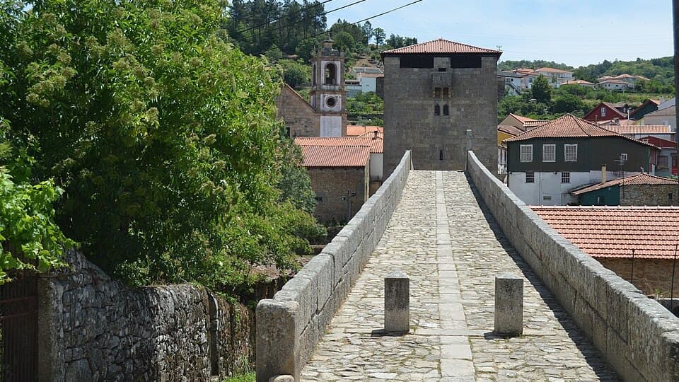 Ponte de pedra e torre fortificada de Ucanha em Tarouca