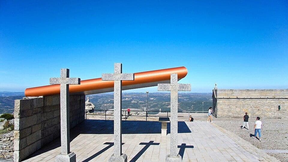 Cruzes e santuário de Santa Helena da Cruz na serra de Tarouca