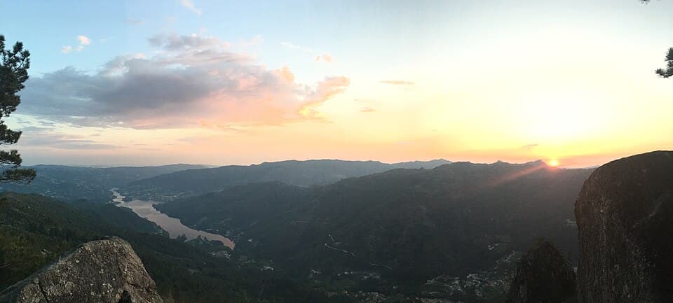 Vista panorâmica do Miradouro da Pedra Bela sobre a serra e a albufeira da Caniçada