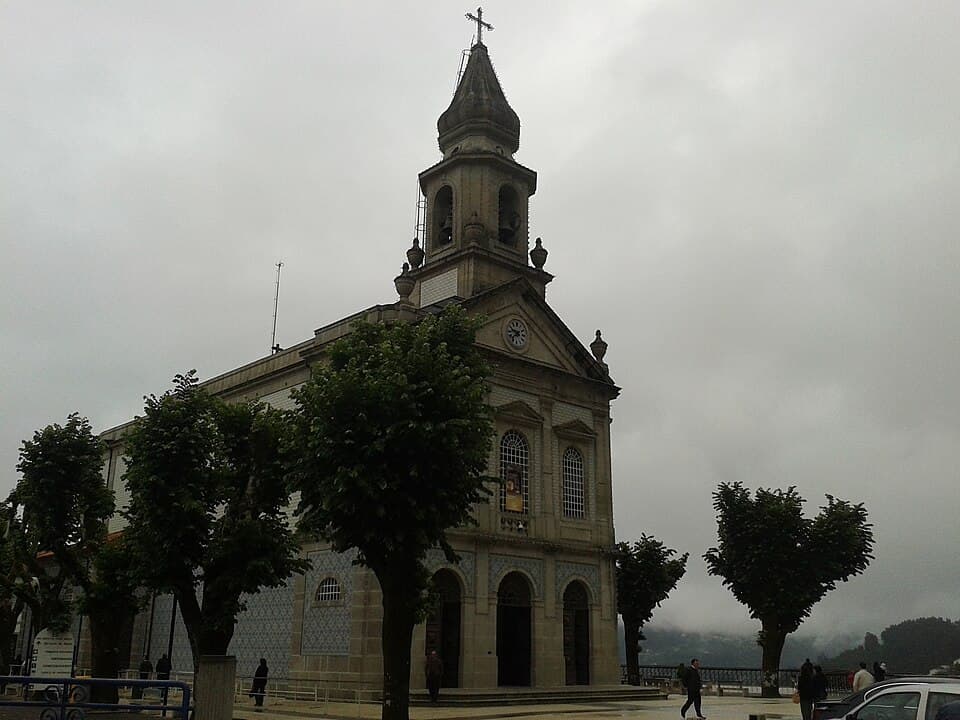 Fachada e torre do Santuário de São Bento da Porta Aberta em Rio Caldo