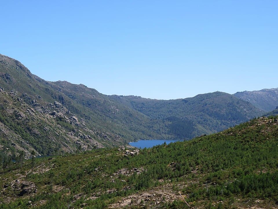 Albufeira de Vilarinho da Furna entre as encostas do Gerês e da Amarela