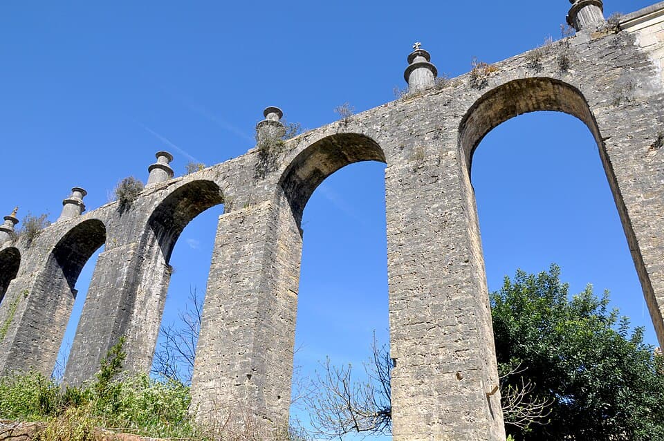 Arcos do Aqueduto dos Pegões junto a Tomar