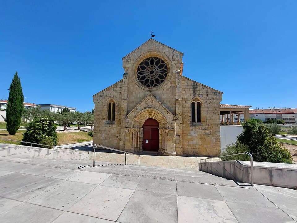 Fachada e rosácea da Igreja de Santa Maria dos Olivais, em Tomar