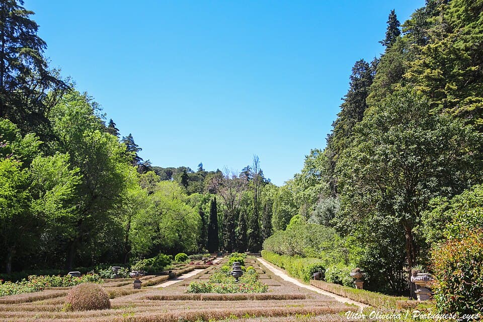 Vista dos jardins e caminho na Mata Nacional dos Sete Montes, em Tomar