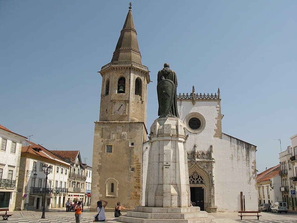 Praça da República, igreja de São João Batista e monumento a Gualdim Pais em Tomar