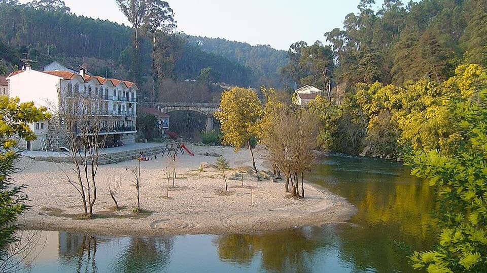 Edifício das Termas de Sangemil e rio em Lajeosa do Dão, Tondela