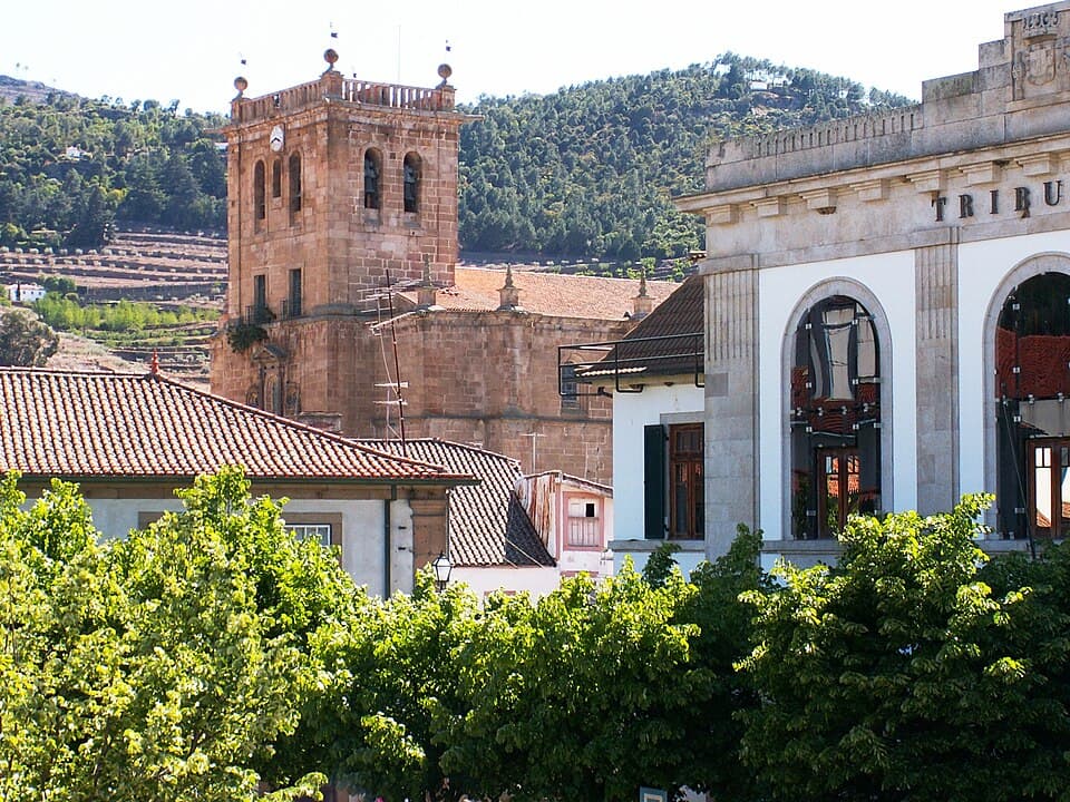 Basílica de Nossa Senhora da Assunção acima dos telhados de Torre de Moncorvo