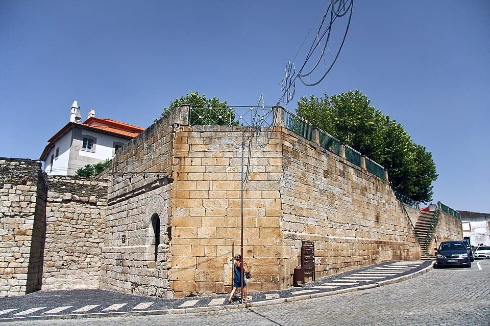 Troço de muralha e torre do antigo Castelo de Torre de Moncorvo