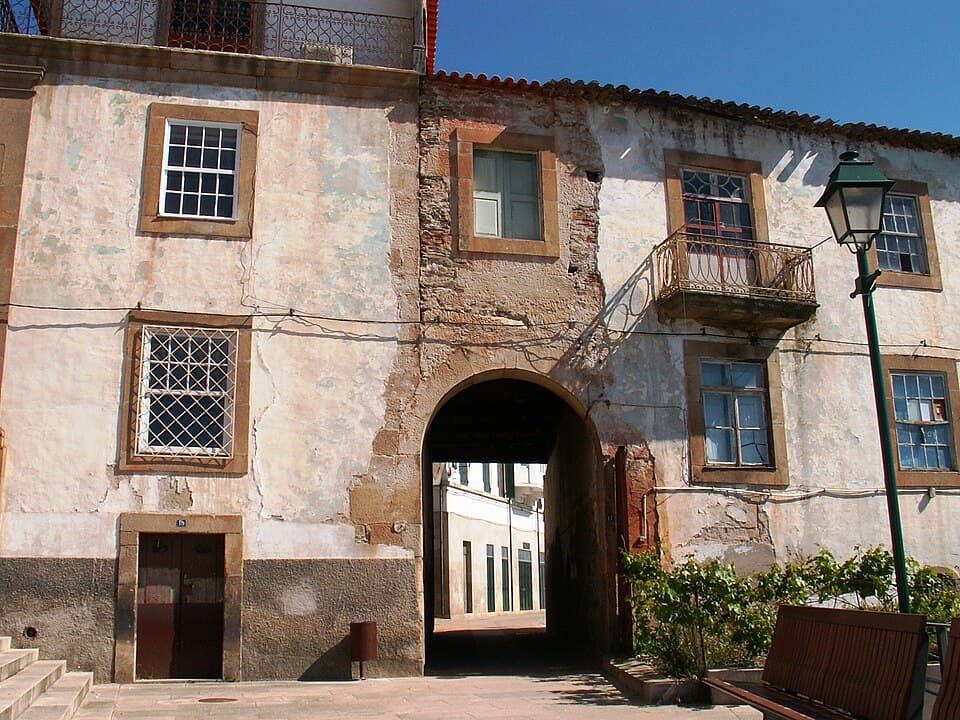 Passagem coberta entre edifícios no centro histórico de Torre de Moncorvo