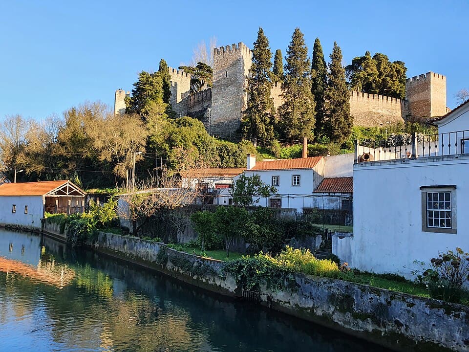 Castelo de Torres Novas sobre o rio Almonda