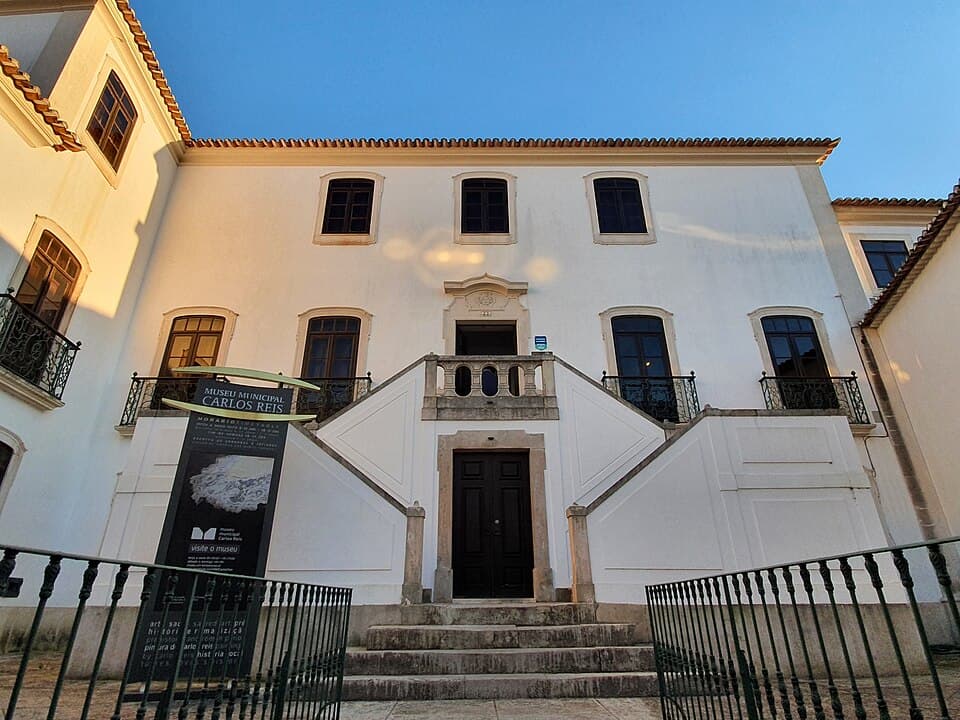 Fachada da Casa do Mogo de Melo, sede do Museu Municipal Carlos Reis em Torres Novas