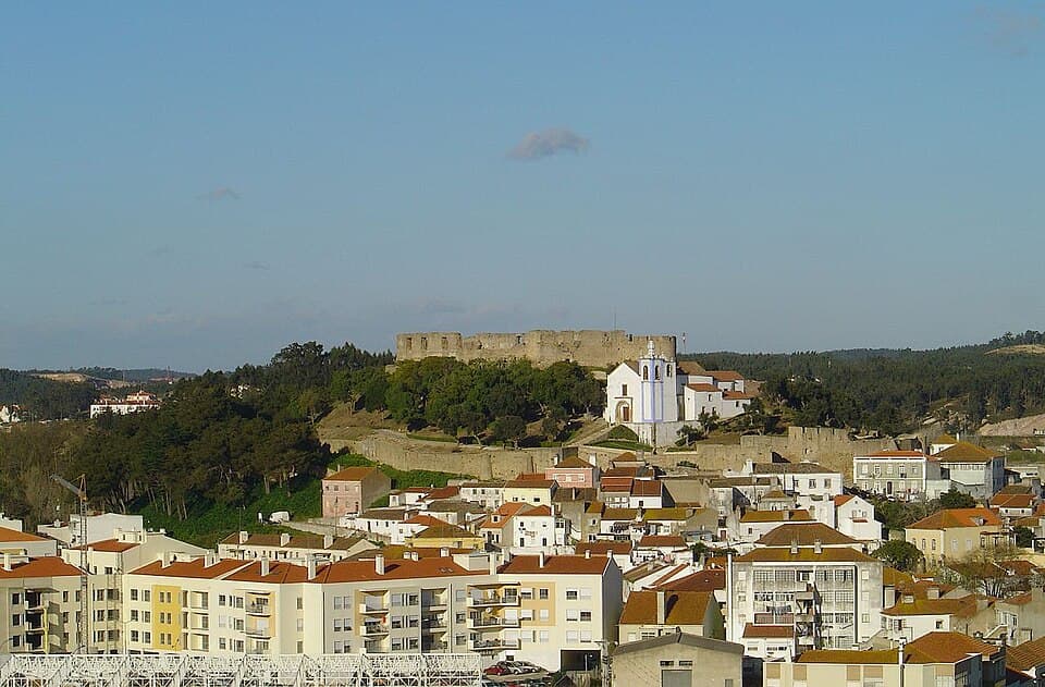 Castelo e Igreja de Santa Maria no alto da cidade de Torres Vedras