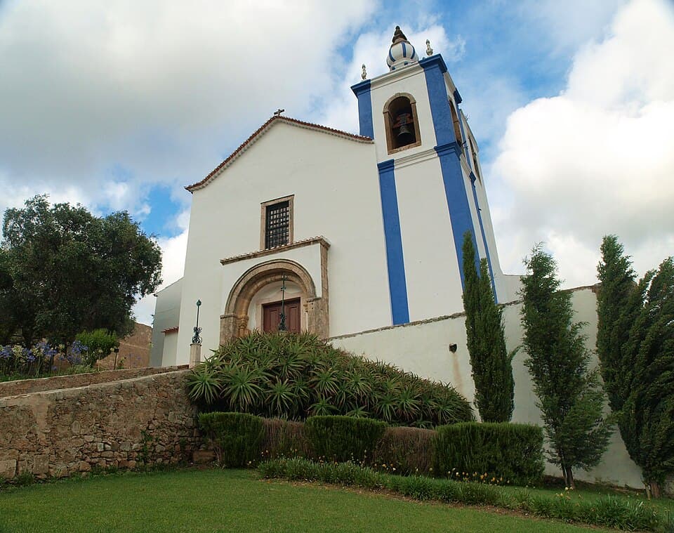 Fachada branca e torre azul da Igreja de Santa Maria do Castelo