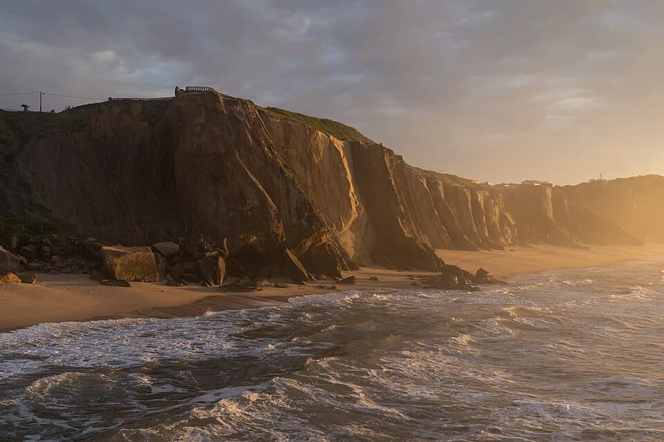 Arribas iluminadas pelo fim da tarde sobre a Praia Formosa em Santa Cruz