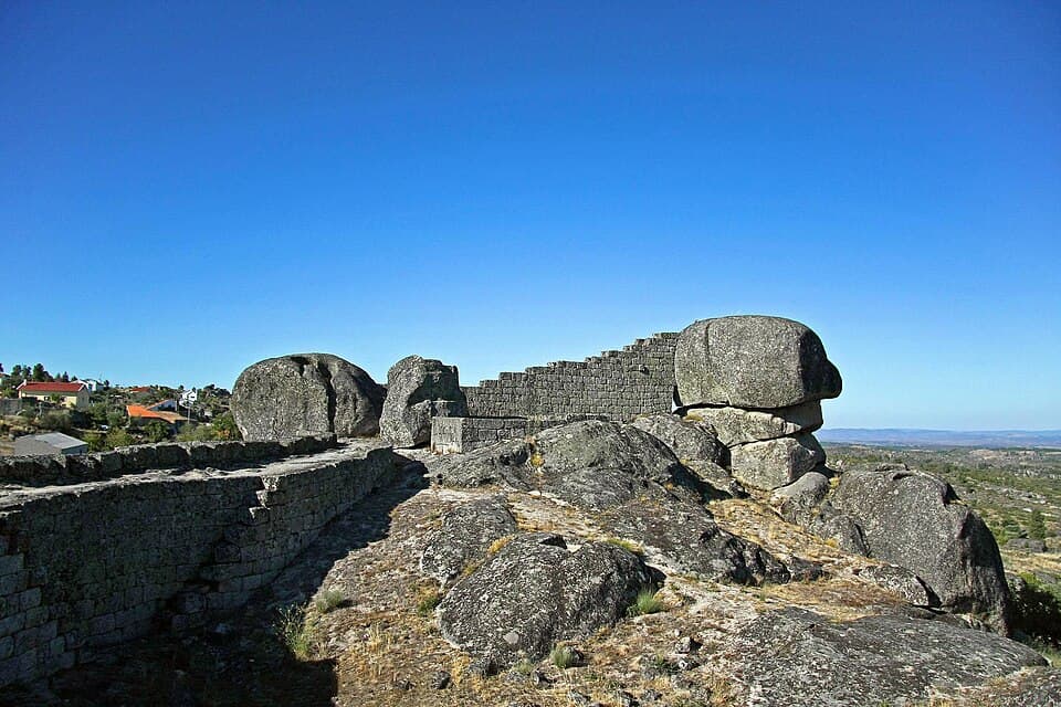 Muralhas e afloramentos graníticos do Castelo de Moreira de Rei