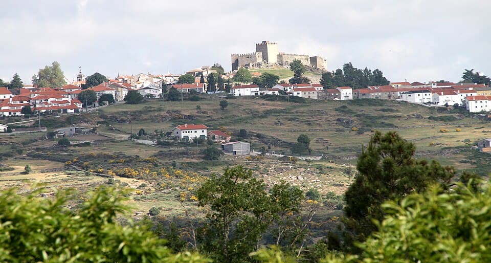 Vista de Trancoso com o castelo acima do casario