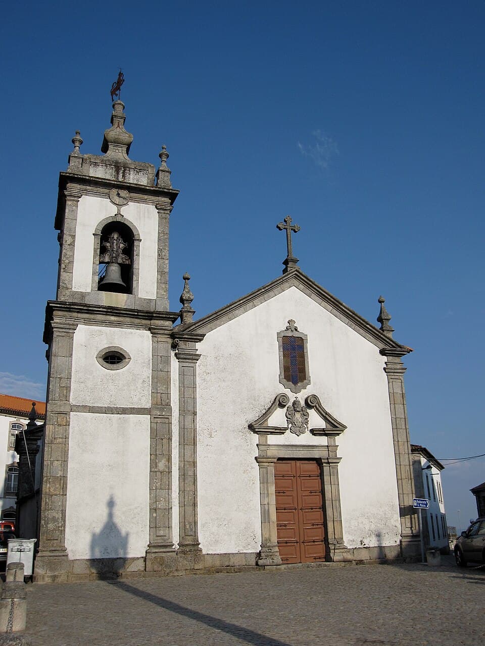 Portal e parte central da fachada da Igreja de São Pedro em Trancoso