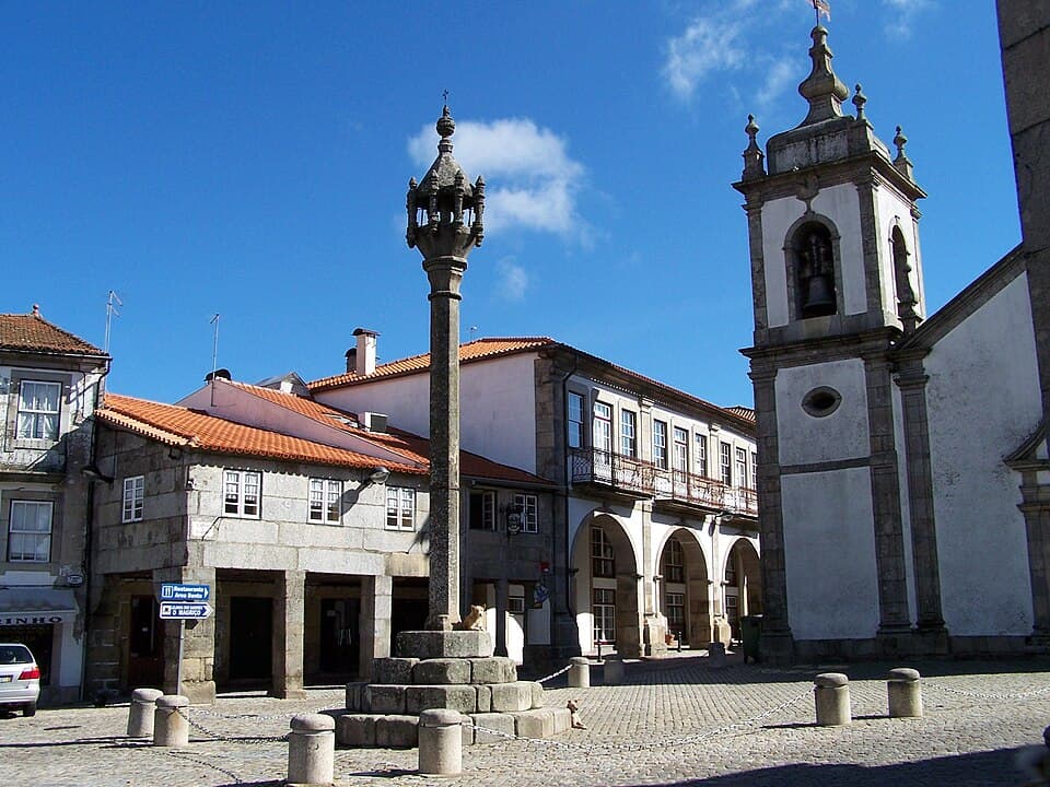 Remate do Pelourinho de Trancoso junto à torre da Igreja de São Pedro