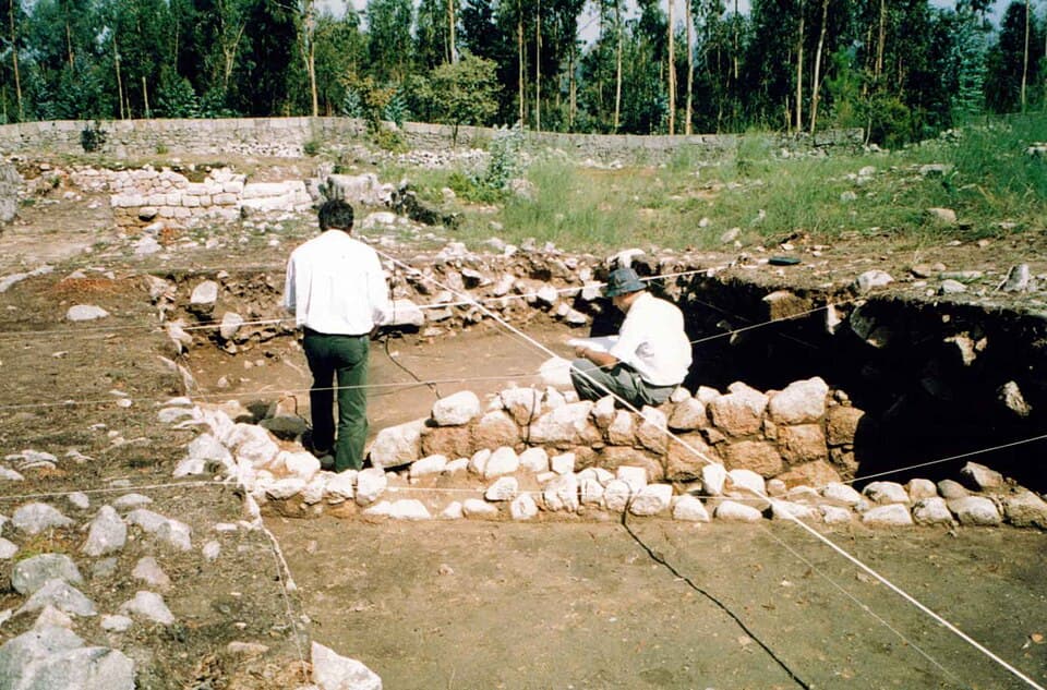 Estruturas arqueológicas do Castro de Alvarelhos durante trabalhos de campo