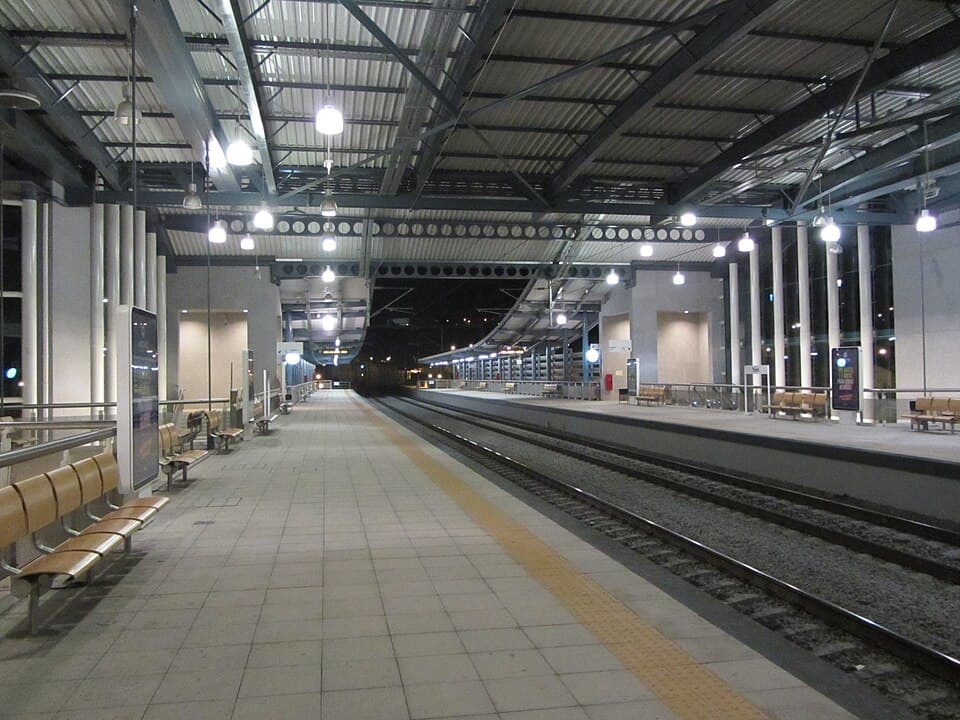 Plataformas cobertas da estação ferroviária da Trofa