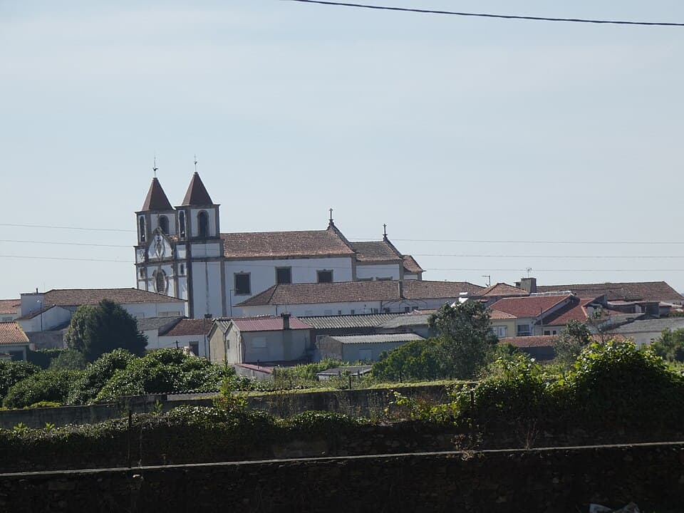 Igreja de Santiago de Bougado vista entre o casario