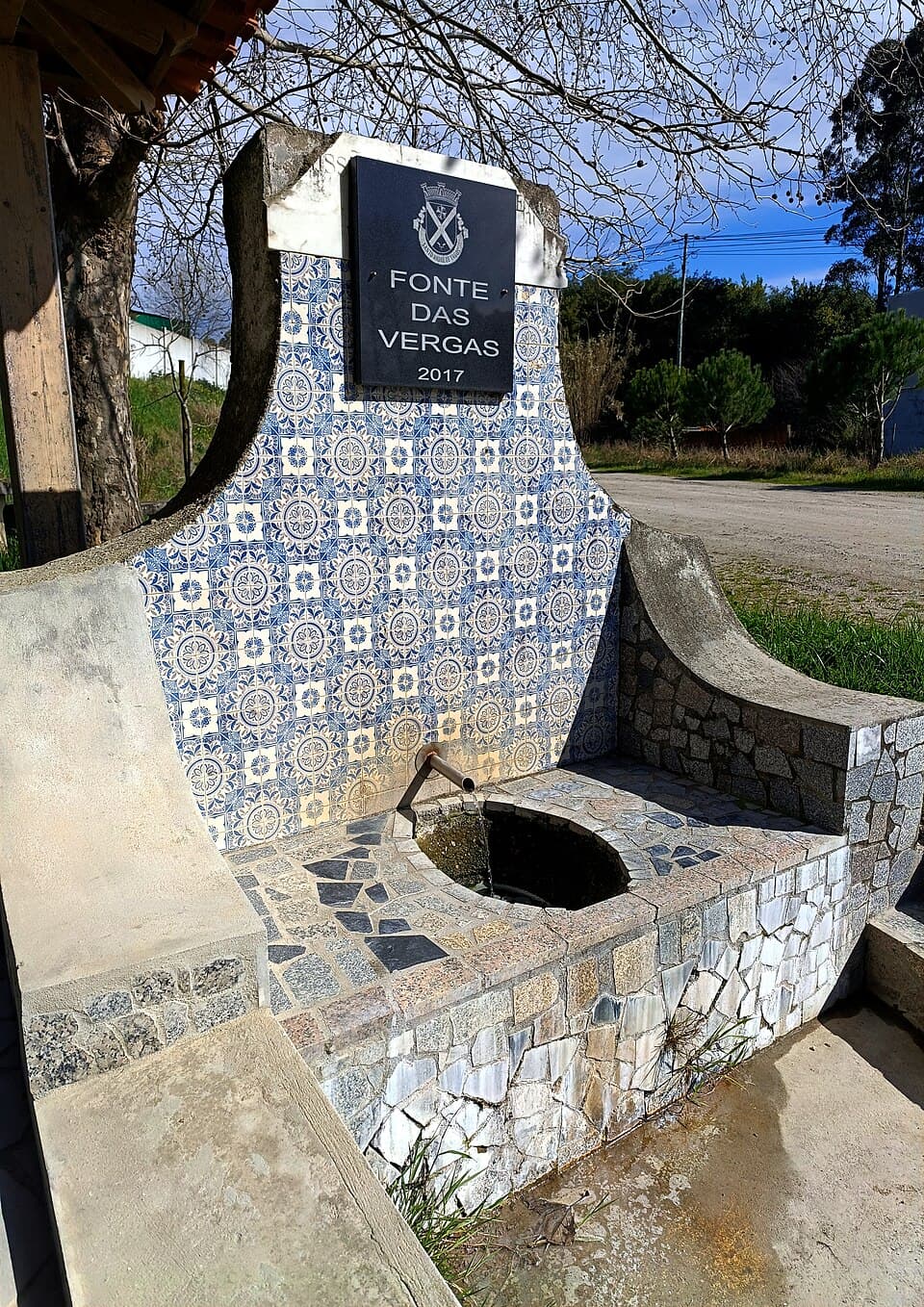 Fonte das Vergas revestida a azulejo, no concelho de Vagos