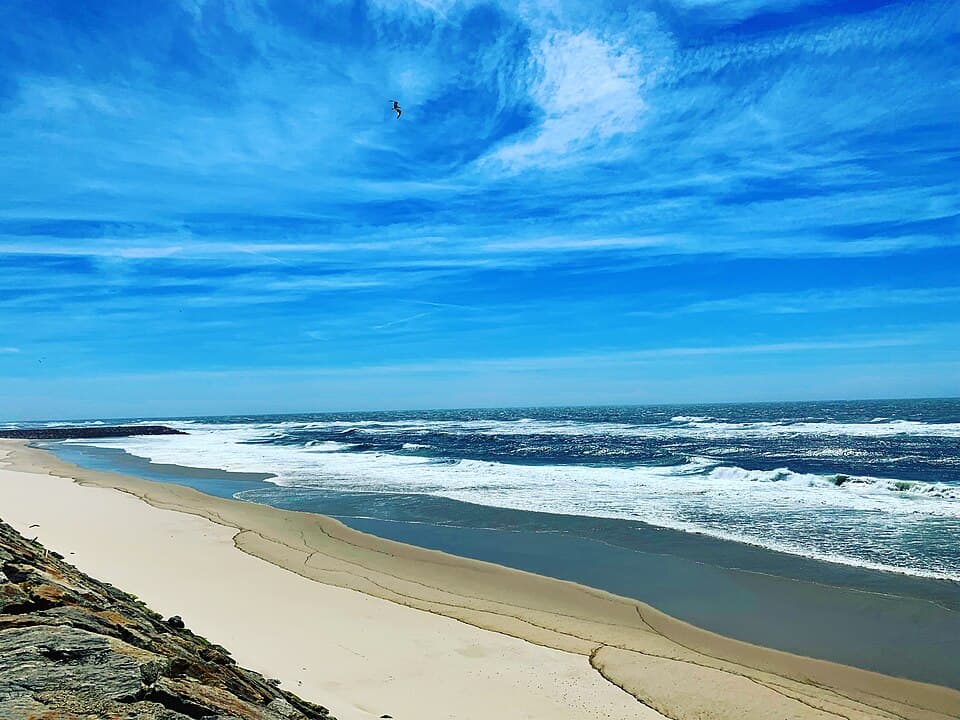 Areal e oceano na Praia da Vagueira, no concelho de Vagos