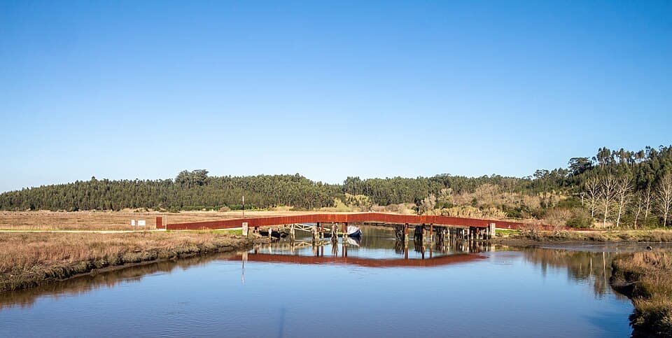 Ponte de Fareja refletida nas águas do rio Boco, em Vagos