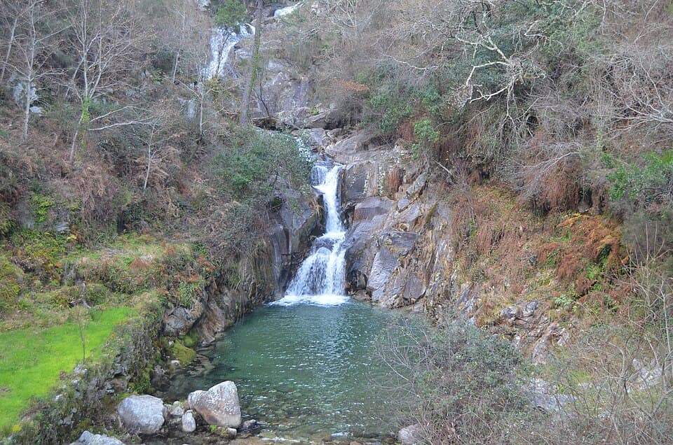Cascata do Poço do Linho e poço rochoso, em Vale de Cambra