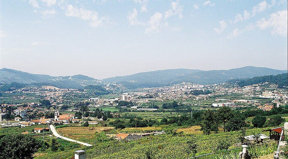 Vista panorâmica sobre a cidade e o vale de Vale de Cambra