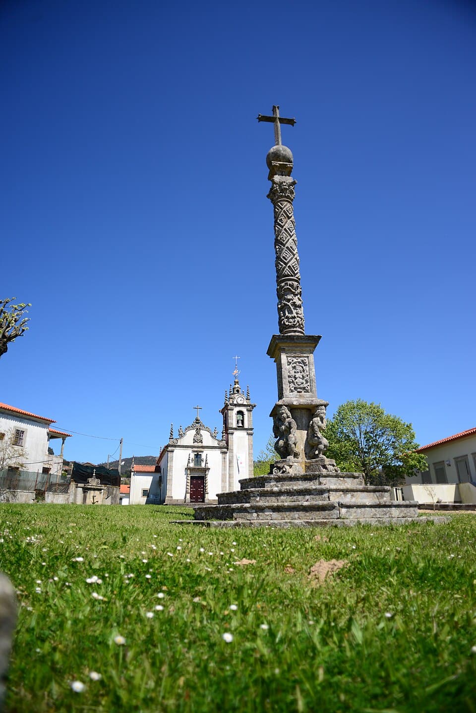 Cruzeiro diante da Igreja de Rôge, em Vale de Cambra
