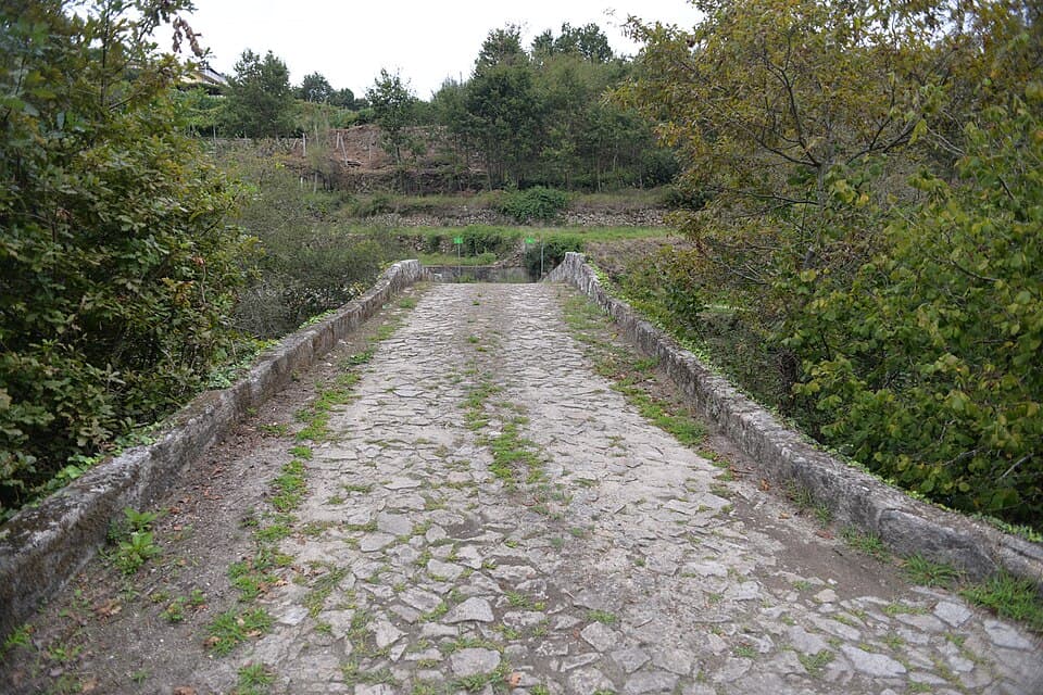 Pavimento de pedra da Ponte Velha de Macieira de Cambra