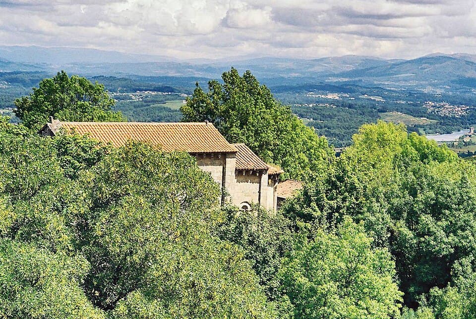 Convento de Sanfins de Friestas entre a vegetação do concelho de Valença