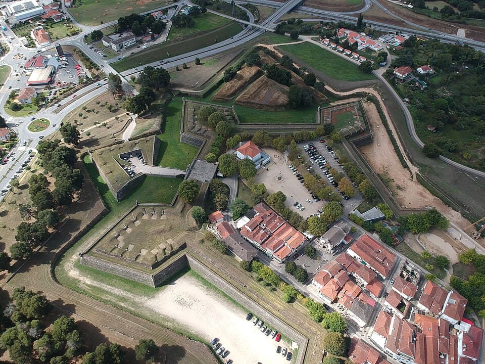 Vista aérea das muralhas e baluartes da Fortaleza de Valença