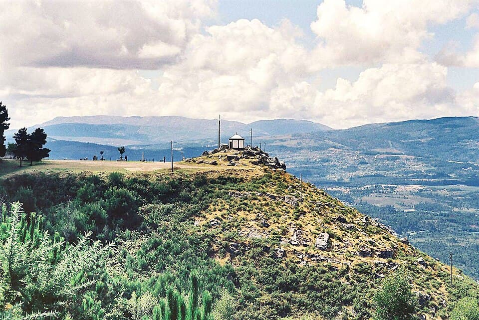 Monte do Faro e ermida no seu cume em Valença